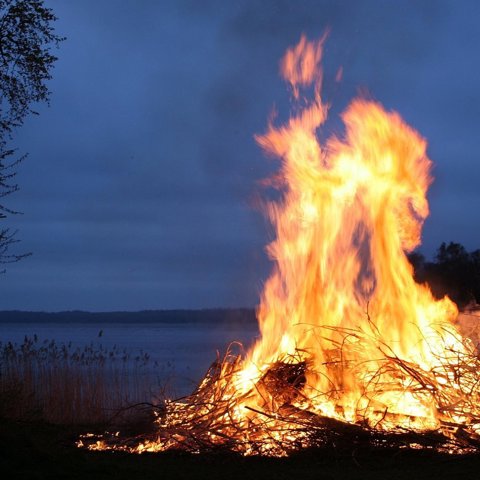 Folding fire pit